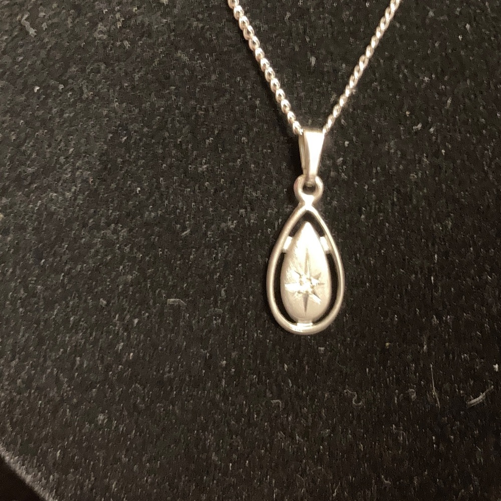 Vintage Sterling starburst small stone necklace . Stone there but dirty